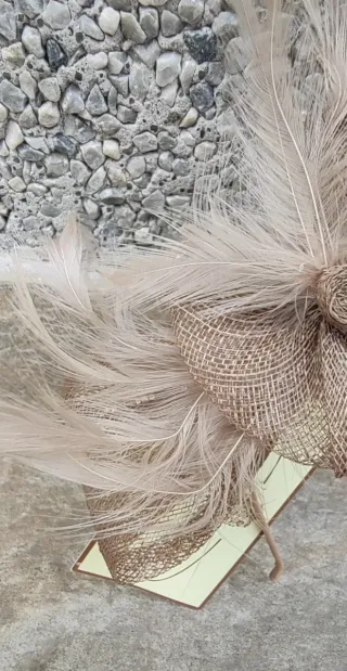 DIADEMA DE MALLA CON LAZO Y PLUMAS, FAILSWORTH