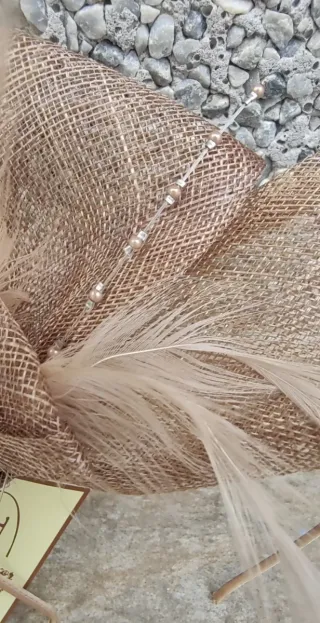 DIADEMA DE MALLA CON LAZO Y PLUMAS, FAILSWORTH