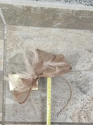 DIADEMA DE MALLA CON LAZO Y PLUMAS, FAILSWORTH