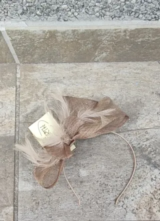 DIADEMA DE MALLA CON LAZO Y PLUMAS, FAILSWORTH