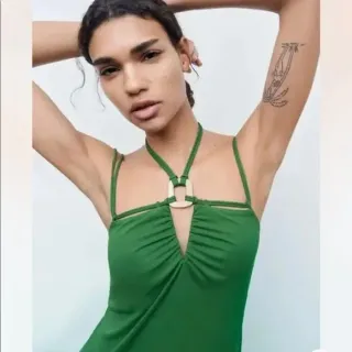 Vestido Zara verde midi broche espalda descubierta