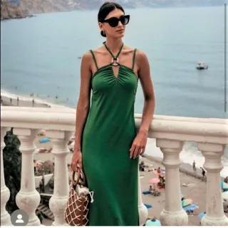 Vestido Zara verde midi broche espalda descubierta