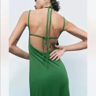 Vestido Zara verde midi broche espalda descubierta