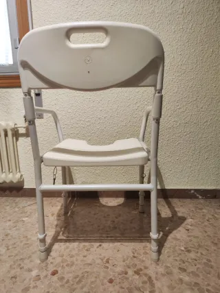 Silla de ducha adaptable y plegable
