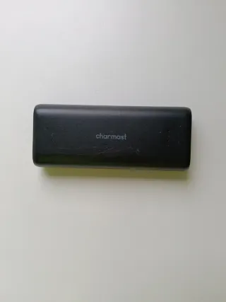 Cargador portátil Charmast con linterna.