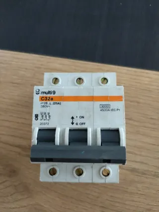 Magnetotermicos 3P C32a 25A