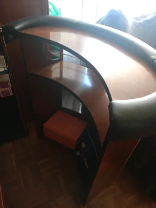 Barra de bar de madera y cuero