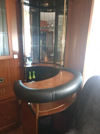 Barra de bar de madera y cuero