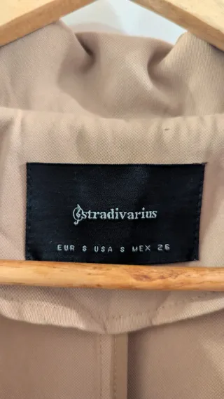Gabardina corta Stradivarius