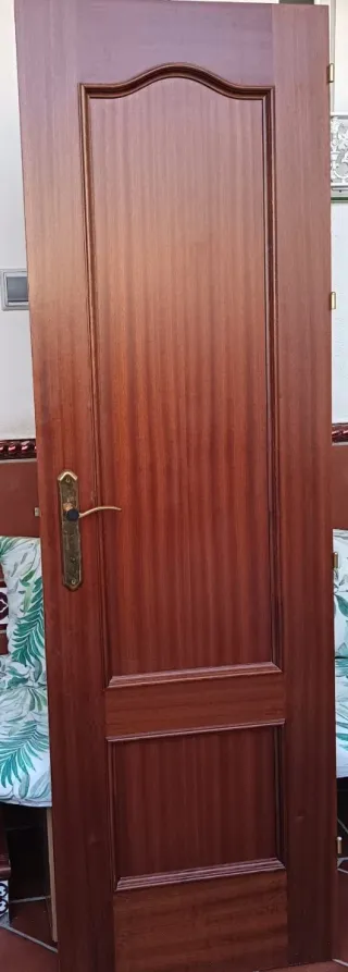 Puerta interior madera con tapajuntas. Mide 62'5cm