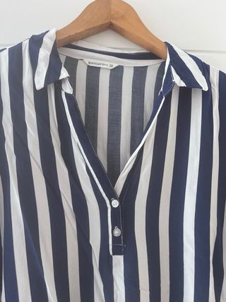 Camisa de rayas azul y blanca