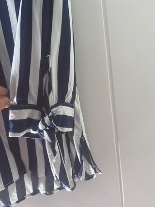 Camisa de rayas azul y blanca