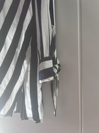 Camisa de rayas azul y blanca