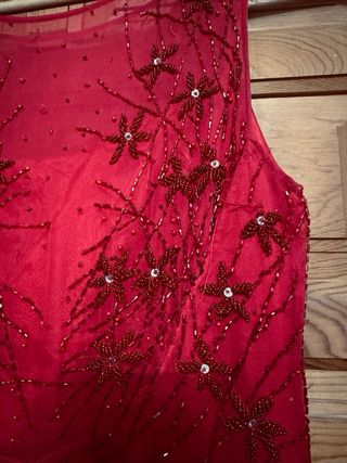 Vestido con pedrería. 100% Seda roja.