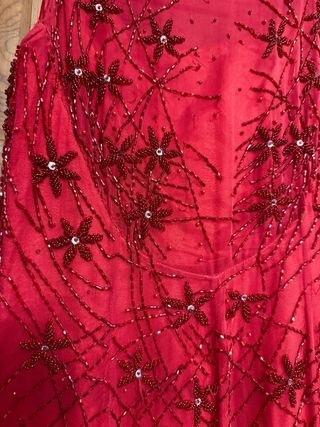 Vestido con pedrería. 100% Seda roja.