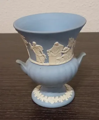 JARRÓN DE CERÁMICA AZUL, JASPERWARE WEDGWOOD