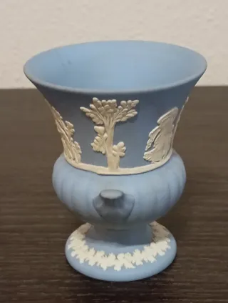 JARRÓN DE CERÁMICA AZUL, JASPERWARE WEDGWOOD