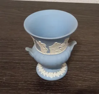 JARRÓN DE CERÁMICA AZUL, JASPERWARE WEDGWOOD