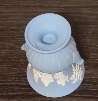 JARRÓN DE CERÁMICA AZUL, JASPERWARE WEDGWOOD