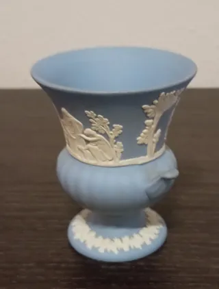 JARRÓN DE CERÁMICA AZUL, JASPERWARE WEDGWOOD