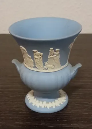 JARRÓN DE CERÁMICA AZUL, JASPERWARE WEDGWOOD