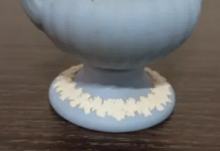 JARRÓN DE CERÁMICA AZUL, JASPERWARE WEDGWOOD