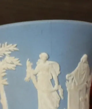 JARRÓN DE CERÁMICA AZUL, JASPERWARE WEDGWOOD