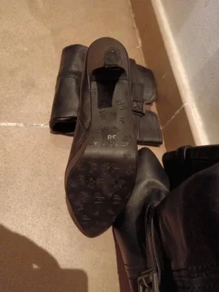 Botas altas negras con hebilla,  una vez usadas
