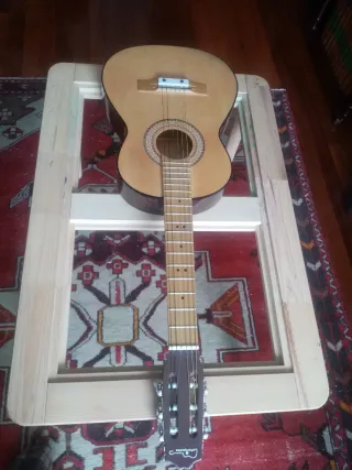 Guitarra clásica españolaola con funda.