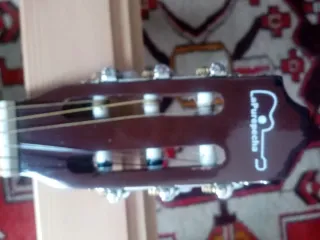 Guitarra clásica españolaola con funda.