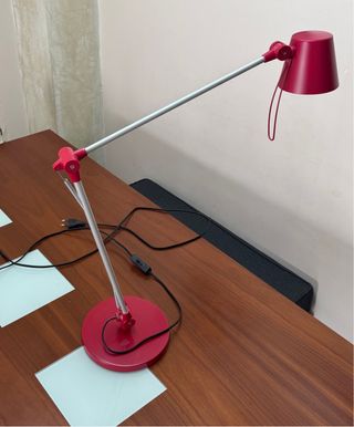 Flexo de diseño rojo y plateado