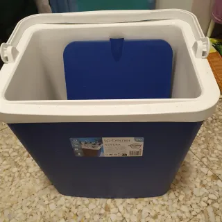 Nevera y 3 sillas plegables camping