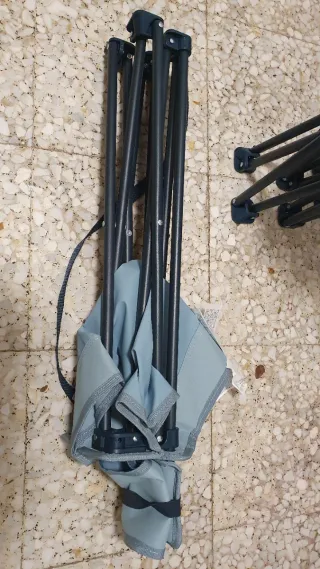 Nevera y 3 sillas plegables camping