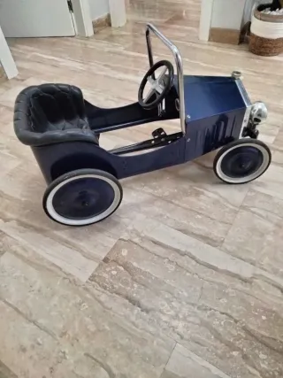 Coche de pedales azul antiguo