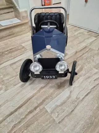 Coche de pedales azul antiguo