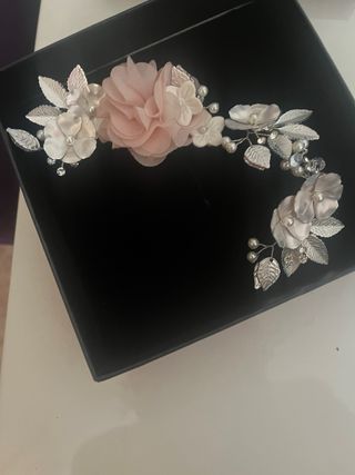 Tocado de pelo flores y hojas plateadas