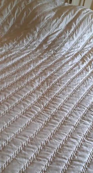 Edredón dorado y blanco estilo años 80