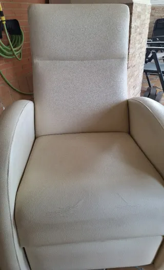 Sillón reclinable de cuero beige