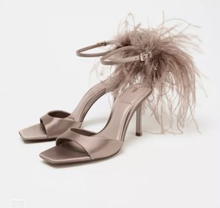 Sandalias tacón plumas fantasía rosa beige Zara