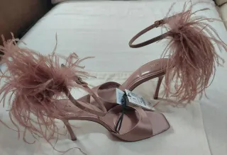 Sandalias tacón plumas fantasía rosa beige Zara