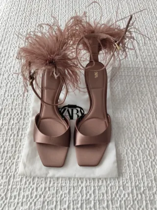 Sandalias tacón plumas fantasía rosa beige Zara