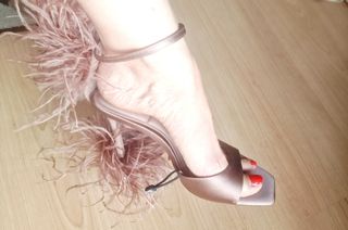 Sandalias tacón plumas fantasía rosa beige Zara