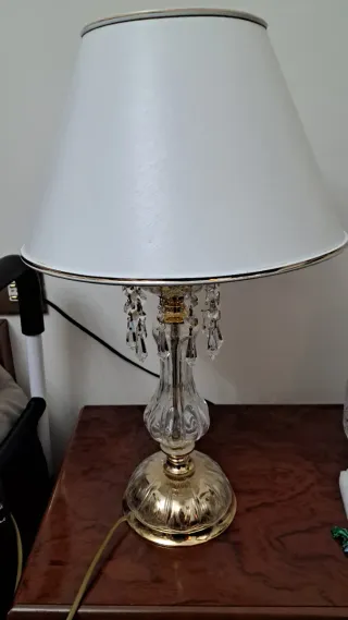 Lámpara de mesa dorada y cristal