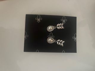 Pendientes plateados con pedrería