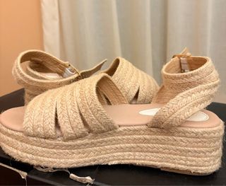 Sandalias de cuña de esparto beige