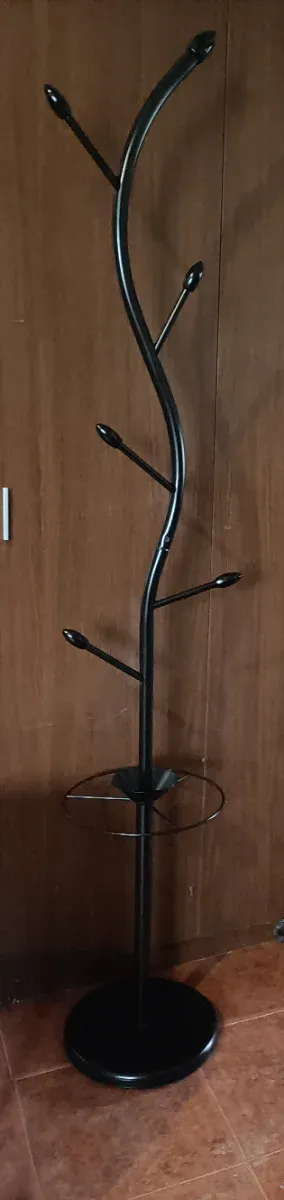 Porta abiti nero con porta ombrelli