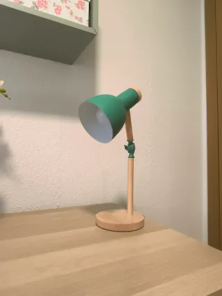 Lámpara de escritorio verde madera y ajustable