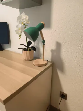 Lámpara de escritorio verde madera y ajustable
