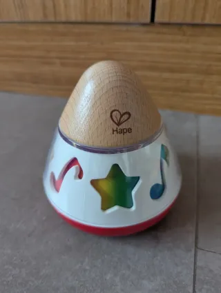 Caja de música Hape de madera y colores