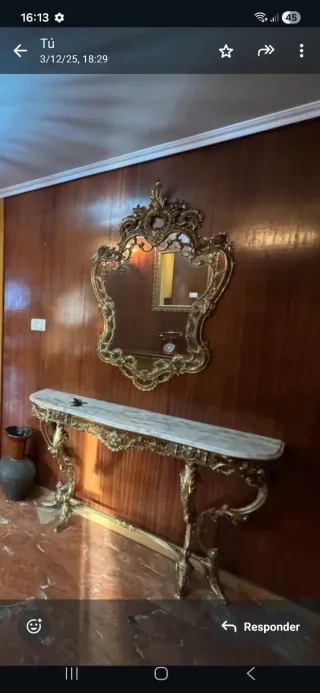 Espejo dorado antiguo y aparador de mármol